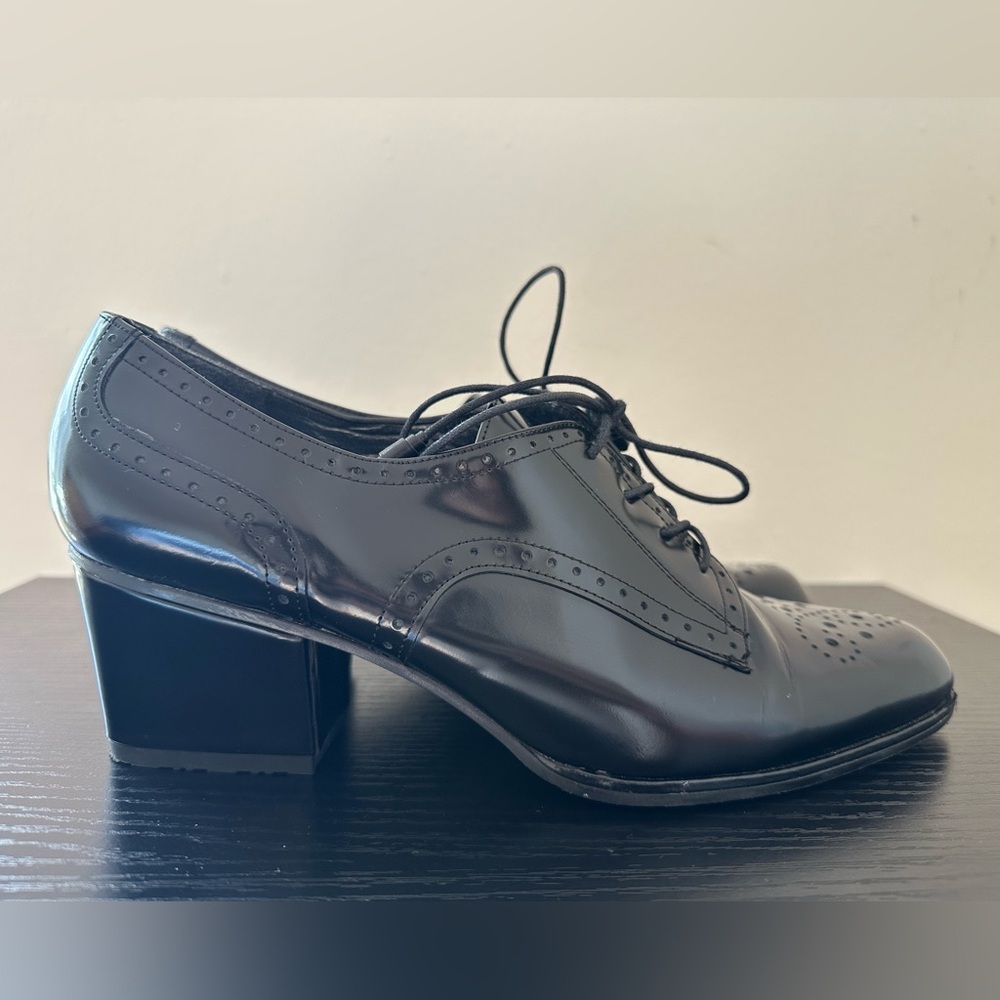 Stuart Weitzman  7 1/2 (but also fits 7) Black Lace-Up Heeled Oxfords